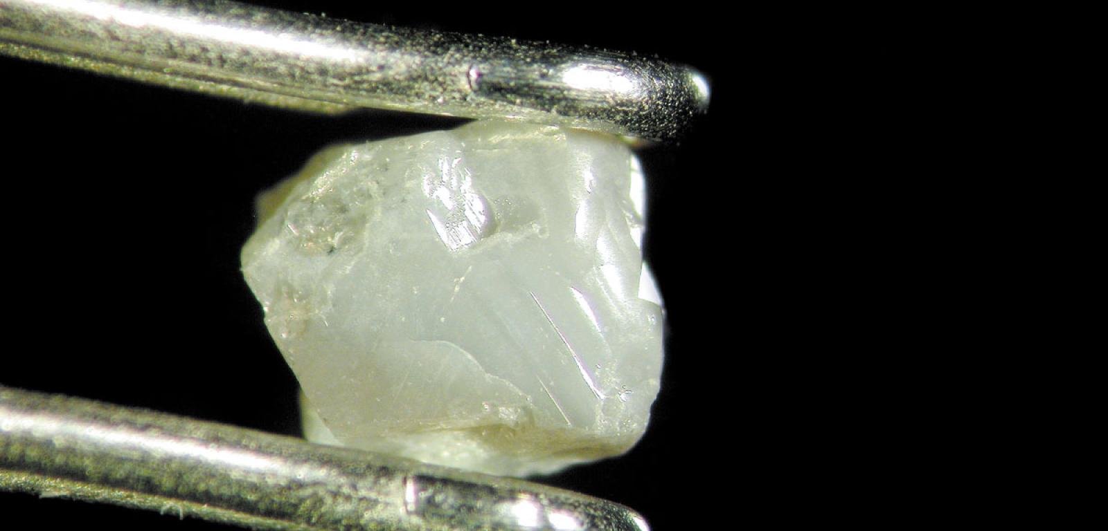 Włóknisty diament zawiera maleńkie kieszonki z płynem, który powstał w dawnych okresach geologicznych.