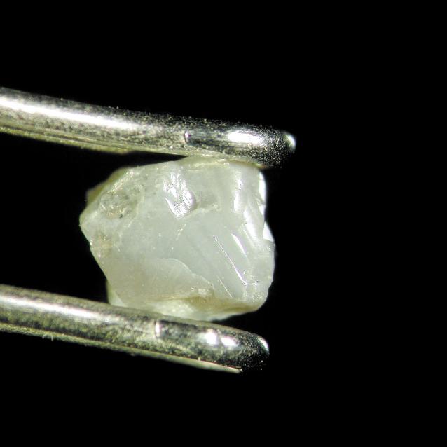 Włóknisty diament zawiera maleńkie kieszonki z płynem, który powstał w dawnych okresach geologicznych.