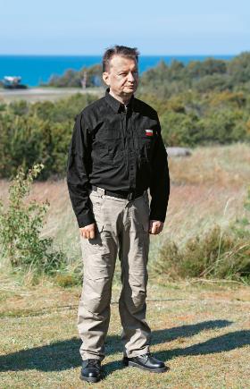 Ministra obrony trudno przyłapać na bodaj najmniejszym odstępstwie od pisowskiej ortodoksji, ani pod względem treści, ani formy.