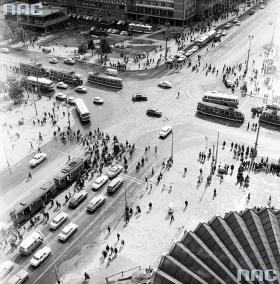 Gwarno i wielkomiejsko. Trochę dobrego przydarzyło się nam w sferze projektowania i w architekturze. Nawet widząc tylko fragment budynku, rozpoznajemy rotundę PKO. Jest nadzieja, że budynek w centrum stolicy uniknie losu zburzonego Supersamu.