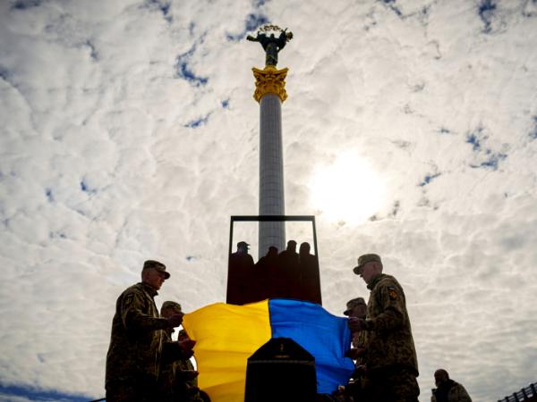 Uroczystości pogrzebowe jednego z poległych żołnierzy Wadima Popelniuka, Plac Niepodległości w Kijowie, 5 kwietnia 2024 r.