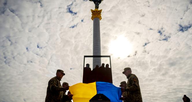 Uroczystości pogrzebowe jednego z poległych żołnierzy, pl. Niepodległości w Kijowie, 5 kwietnia 2024 r.