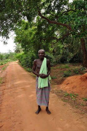 Kapłan voodoo przy zakazanym lesie w Possotome.