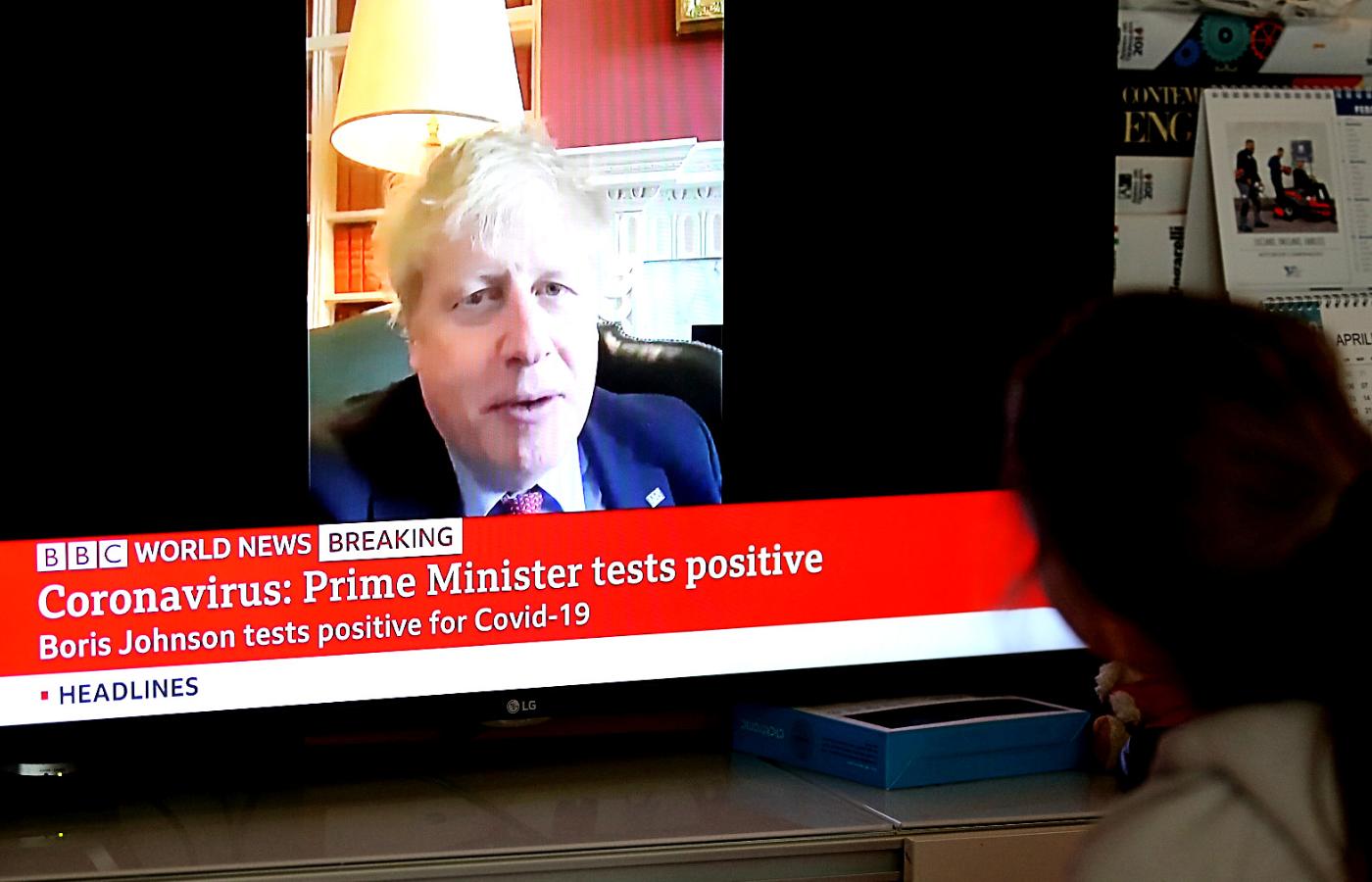 „Pokonamy wirusa wspólnie. Zostańcie w domach, chrońcie NHS i starajcie się ocalić swoje życie” – mówił osłabiony Boris Johnson na nagraniu wideo.