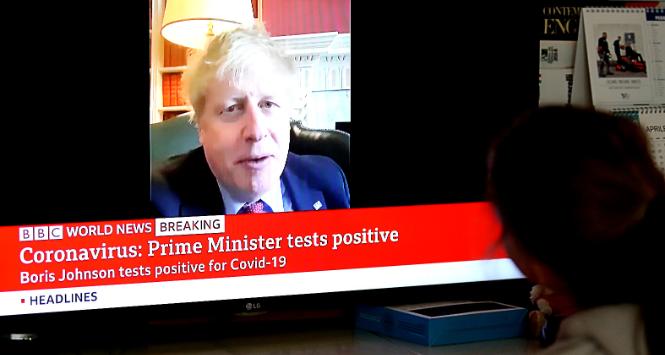 „Pokonamy wirusa wspólnie. Zostańcie w domach, chrońcie NHS i starajcie się ocalić swoje życie” – mówił osłabiony Boris Johnson na nagraniu wideo.