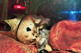 Szczątki św. Bonifacego. W XVII w. przywiózł je z Rzymu książę Lubomirski, fundator kościoła ojców bernardynów w Warszawie.