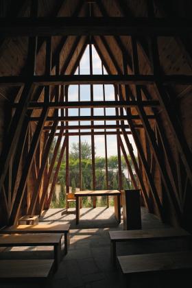 Architekt widział kaplicę jako przewróconą do góry dnem łódź rybacką.