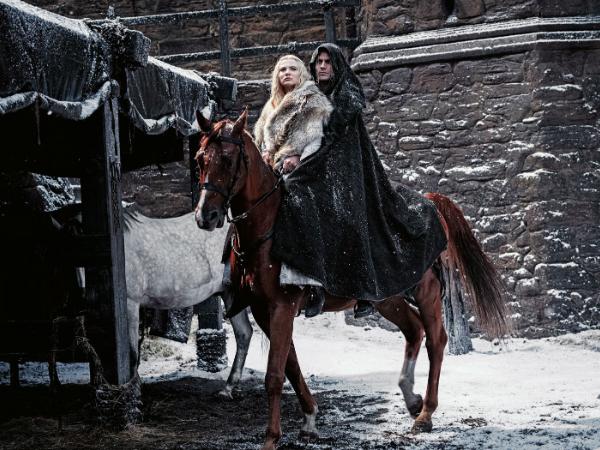 Henry Cavill jako wiedźmin Geralt z Rivii i Freya Allan jako jego przyszywana córka Ciri w drugim sezonie serialu Netflixa.