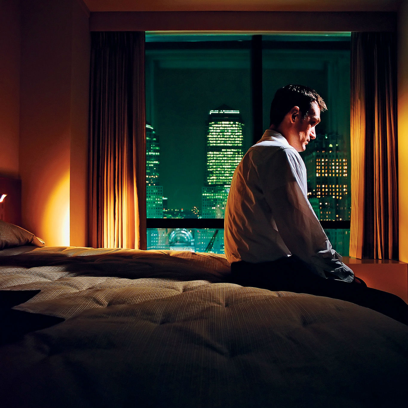 Мужчина на ночь можно. Парень один в комнате. Одинокий человек в комнате. Мужчина сидит на кровати. Мужчина у окна.