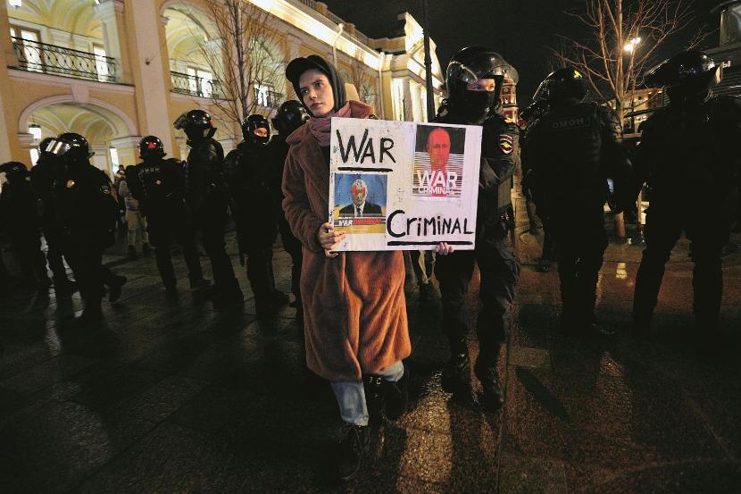 Podczas zatrzymań policja obchodzi się z feministkami bardzo brutalnie. Nie ma już żadnego pobłażania. Na zdjęciu demonstracja antywojenna w Petersburgu (3 marca br.).