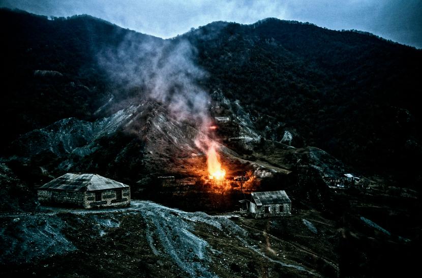Puścić z dymem. Ormianie z Górskiego Karabachu nie chcą żyć z Azerami. Podpalają własne domy, żeby nie wpadły w ręce wroga, i uciekają do Armenii (Kelbadżar, 13 listopada br.).