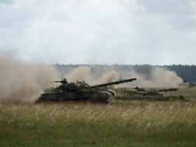 W końcu do kontruderzenia wyszły czołgi. Miejscowa 15. Brygada ma na wyposażeniu wozy PT-91 Twardy.