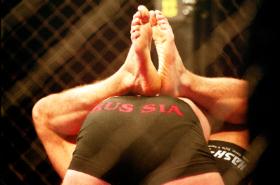 Radzą sobie różnie, najczęściej dorabiają w ochronie, niektórzy trenują dzieciaki we wschodnich sztukach walki albo sambo.