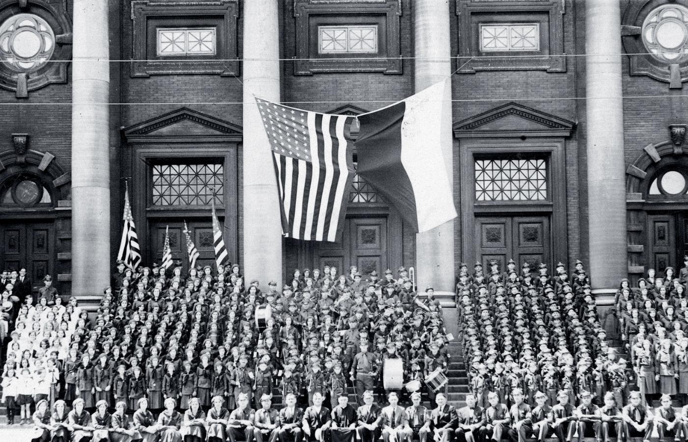 Uroczystość wręczenia sztandaru pierwszej drużynie harcerstwa Związku Narodowego Polskiego przez konsula generalnego RP w Chicago Tytusa Zbyszewskiego, 1932 r.