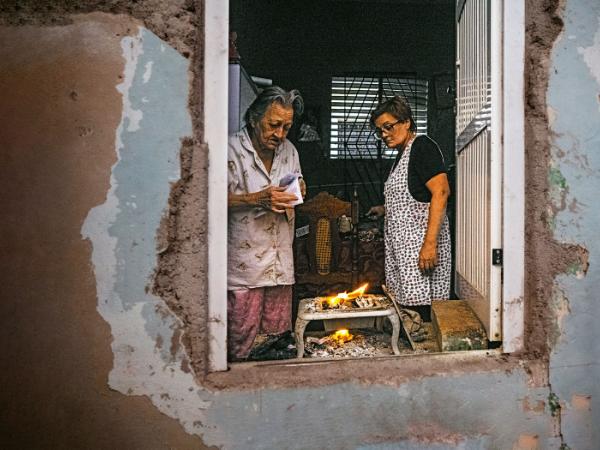 Na razie Kubańczycy, jak zawsze w najtrudniejszych okresach, próbują żyć bez gazu, benzyny, ropy.
