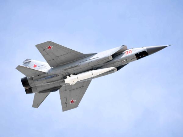 Rosyjski MiG-31K z pociskiem Kindżał podczas parady wojskowej 9 maja 2018 r.