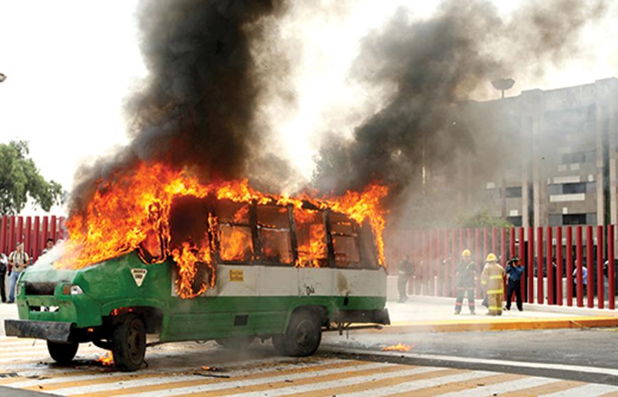 W 2009 wściekli demonstranci podpalili samochód.