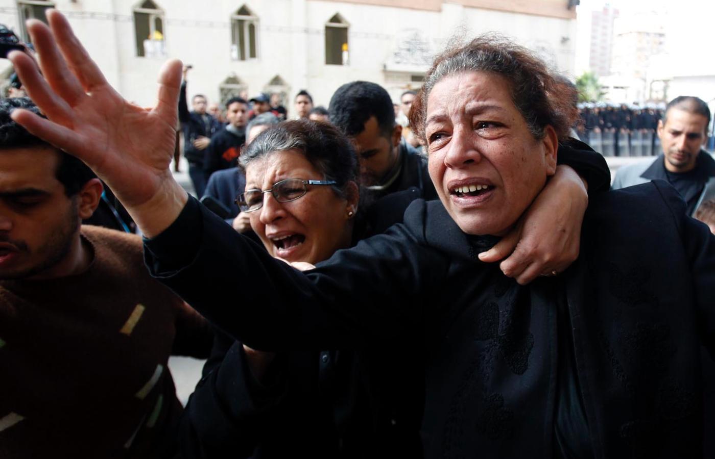 Egipscy Koptowie opłakują swoich bliskich, którzy zginęli w zamachu na kościół w Aleksandrii.
