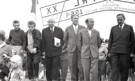 Otwarcie kąpieliska w Ustrzykach Dolnych, 1964 r. W środku (najwyższy) M. Nawratowicz, I sekretarz Komitetu Powiatowego PZPR, po lewej W. Przybyła, przewodniczący Miejskiej Rady Narodowej, po prawej (z wąsem) W. Dutkiewicz, szef Powiatowej Rady Narodowej.
