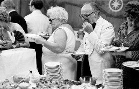 Szczyt luksusu i konsumpcja na miarę tej dekady dobrobytu na kredyt. Bankiet na transatlantyku „Batory” 1979 r.
