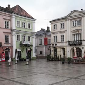 Świeżo odnowiony rynek miasta.