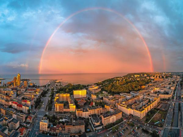 Widok na centrum Gdyni, w głębi po lewej Sea Towers