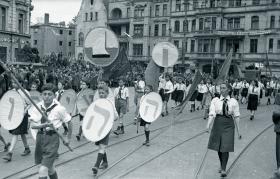 Grupa dzieci i instruktorów z Ha-Szomer Ha-Cair (hebr. Młody Strażnik, organizacji  młodzieżowej o charakterze lewicowym i syjonistycznym, powstałej w 1916 r. w Wiedniu), podczas pochodu pierwszomajowego na ul. Marszałka Stalina we Wrocławiu. 1948 r.