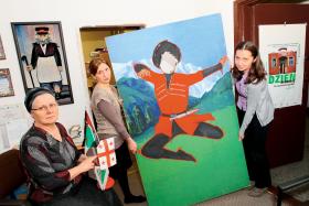 Malika, Lili i Dorota z Fundacji „Ocalenie” pomagają przebywającym w Polsce uchodźcom.