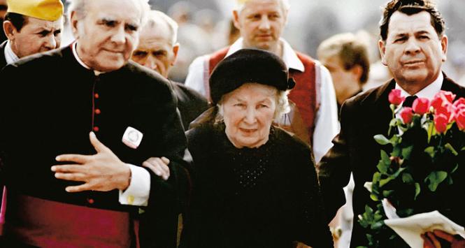 Julia Wyszyńska podczas pogrzebu brata Stefana Wyszyńskiego, prymasa Polski. Obok niej ksiądz Zdzisław Peszkowski, Warszawa, 31 maja 1981 r.