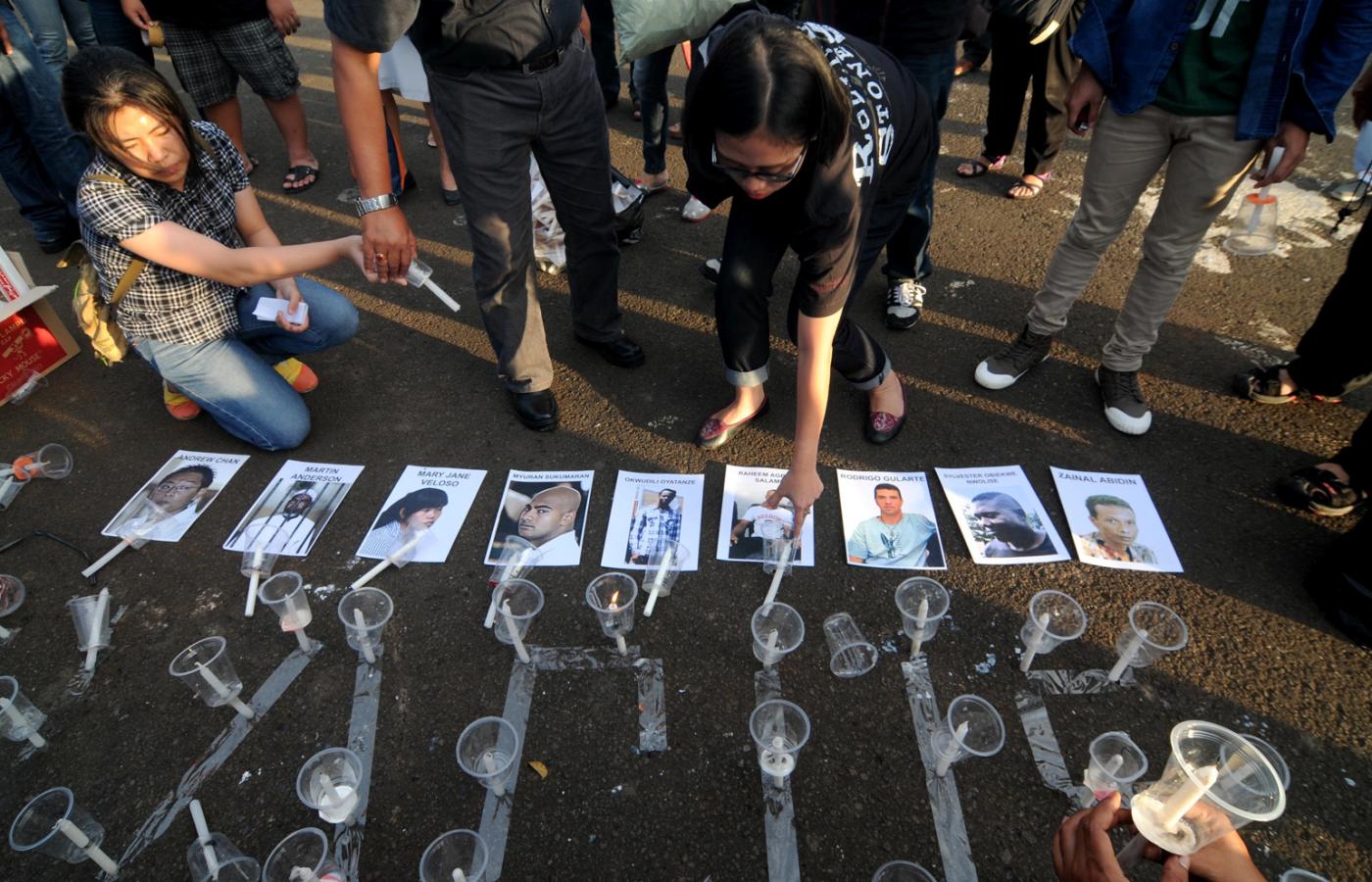 Indonezyjscy działacze protestują przed pałacem prezydenckim w Dżakarcie przeciwko rozstrzelaniu 9 skazanych za narkotyki. „Cud” zdarzył się tylko w przypadku jednej osoby.