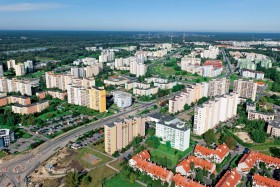 Osiedle na Tarchominie, brzydkie bloki pokryte tandetną farbą, ustawione w niefunkcjonalny sposób.