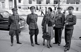 Członkowie polskiej i radzieckiej delegacji wojskowej w Berlinie, w polskim mundurze generał pułkownik Armii Czerwonej Władysław Korczyc jako szef Sztabu Generalnego WP, 1946 r.