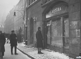 Reklamy leków pojawiały się w prasie, na słupach ogłoszeniowych i w witrynach aptek. Zmarznięta witryna apteki w styczniu 1938 r. Warszawa, Rynek Starego Miasta (od ulicy Jezuickiej).