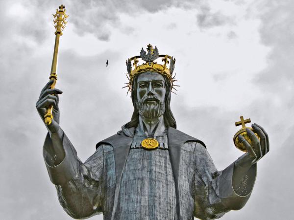 Jezus Król spogląda na Wszechświat z polskiego Ustronia.