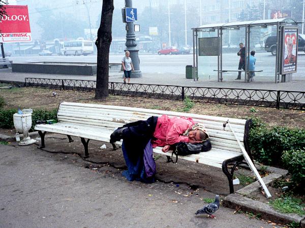 Obrazki z dzisiejszej Moskwy. Coraz więcej starych i smutnych ludzi, wszechobecny alkoholizm, nędza obok ostentacyjnego bogactwa.