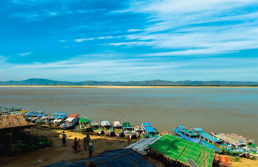 Birmańska r­zeka Irawadi w pobliżu Baganu. Tu przy ­odrobinie szczęścia ­można zobaczyć ­ostatnie żyjące „duchy Irawadi”.