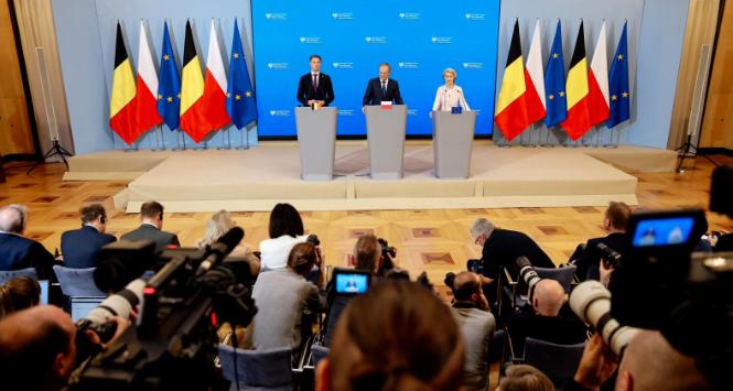Ursula von der Leyen (z prawej) obok premiera Donalda Tuska (w środku) oraz Alexandra De Croo, szefa rządu Belgii, która sprawuje teraz półroczną prezydencję w Radzie UE.