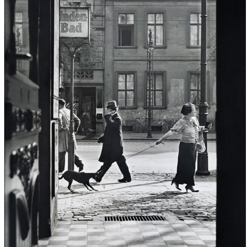 Vishniac przyjechał do Berlina w 1920 r., niedługo po utworzeniu Republiki Weimerskiej. Wraz z żoną Lutą mieszkał w dzielnicy Wilmersdorf, zamieszkanej przez liczną społeczność zamożnych rosyjsko-żydowskich emigrantów. Z Rolleiflexem i Leicą przemierzał ulice Berlina, tworząc wnikliwe portrety miasta. Na zdjęciu praca „Krnąbrność”, Berlin, 1929.