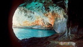 Grota Bue Marino na Sardynii – atrakcja dla zwykłych śmiertelników. Dostępna tylko od strony morza