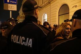 „Nie. Nie podano nam podstawy prawnej” – mówi do obywatelskich negocjatorów wzburzona Ewa Błaszczyk, tłumacząc, że nie da się traktować jako gorsza niż inni.