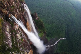 Salto del Angel w Wenezueli. Najwyższy wodospad świata wypływający z płaskowyżu Ayuan Tepui z wysokości prawie tysiąca metrów. Północno-wschodnia Amazonia. Amazonia to największy i najważniejszy ekosystem na Ziemi.