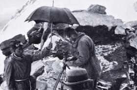 Brytyjczyk Michael Spender i Szerpa trzymający parasol podczas wyprawy rozpoznawczej na Everest, 1935 r.