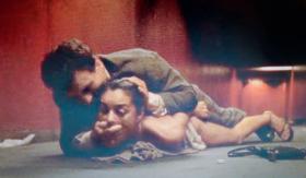 Kadry z filmu „Nieodwracalne”, reż. Gaspar Noé, 2002 r. Na zdjęciach Monica Bellucci i Jo Prestia w słynnej kilkunastominutowej scenie brutalnego gwałtu.