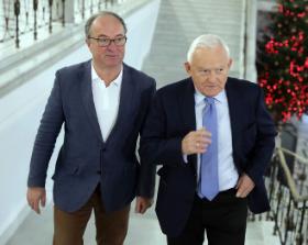 Miller odrzuca współczesną lewicę z jej przechyłem na kulturową różnorodność. Od lat twierdzi, że politycznie jest to droga donikąd. Na fot. z Włodzimierzem Czarzastym.