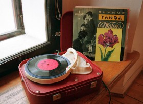 POCZTÓWKI GRAJĄCE. Karta pocztowa, która była jednocześnie singlem do odtwarzania na gramofonie „Bambino”. Anglosaskie gwiazdy  bardzo by się zdziwiły, wiedząc, jakie nakłady płyt sprzedają w Polsce.