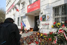 Gmach pamięta też smutne chwile. Żałoba po katastrofie smoleńskiej, w której zginęło kilku ważnych polityków partii.