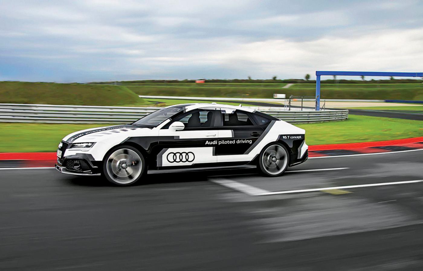 Audi RS7 podczas szalonej jazdy na torze Hockenheim. Oczywiście bez kierowcy.