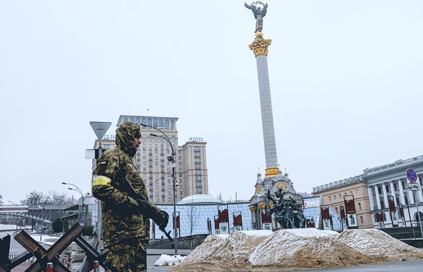 Ukraiński żołnierz na Majdanie Niepodległości w Kijowie