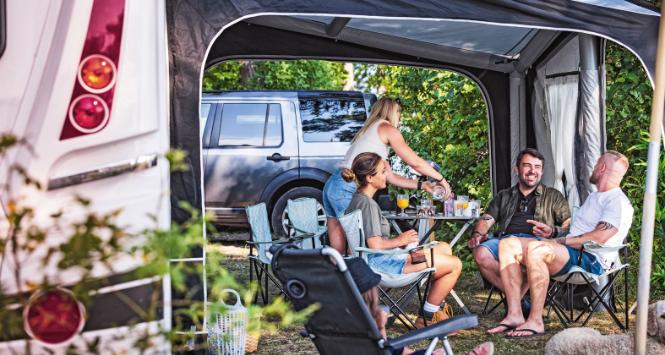 Jednym z zapowiadanych trendów turystycznych jest „urban camping” – biwakowanie we własnym ogrodzie lub na działce przyjaciół czy w miejskim zagajniku (o ile to niezabronione).