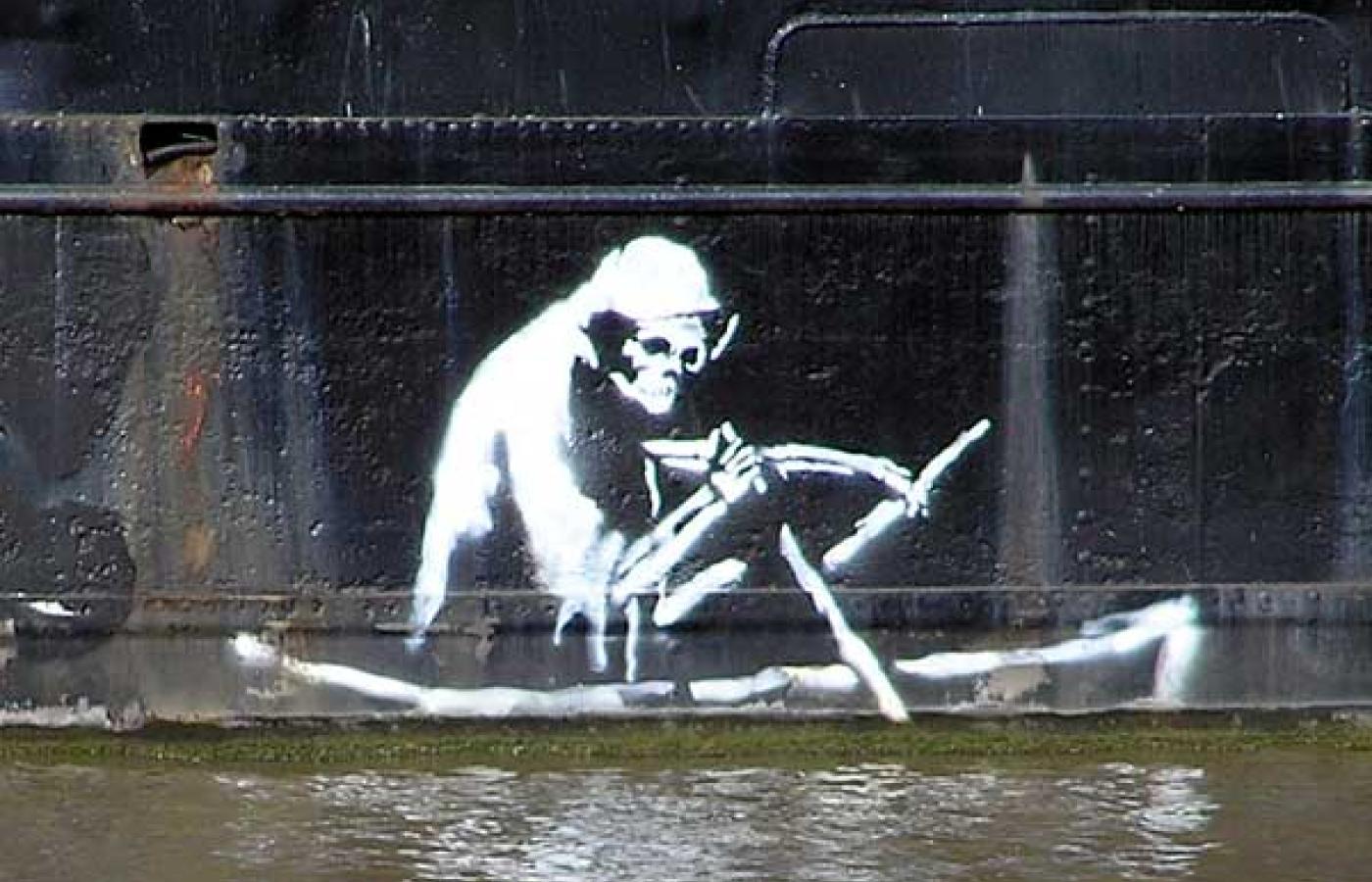 Jedna z prac Banksy'ego, umieszczona na burcie barki mieszkalnej. Źródło: Wiki